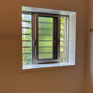 リフォーム施工前の浴室に設置されたアルミサッシ窓